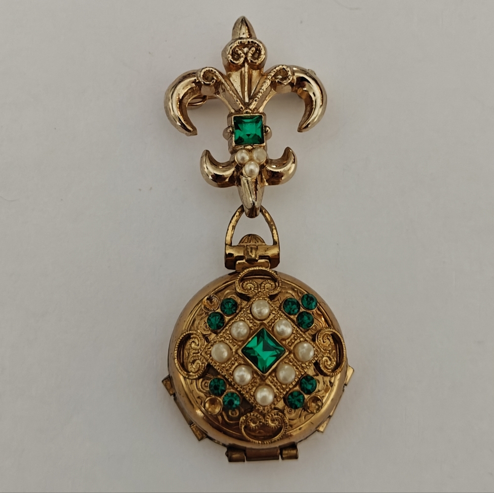 Vintage Coro Gold and Green Fleur De Lys 4-photos Locket Brooch